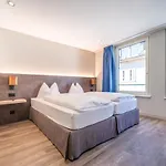 Hotel The By The Hey 3*